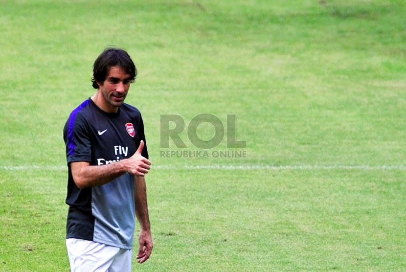 Mantan pesepak bola Arsenal, Robert Pires, memberikan pelatihan sepakbola kepada anak-anak di Stadion Gelora Bung Karno, Jakarta, Kamis (28/2).  (Republika/Edwin Dwi Putranto)