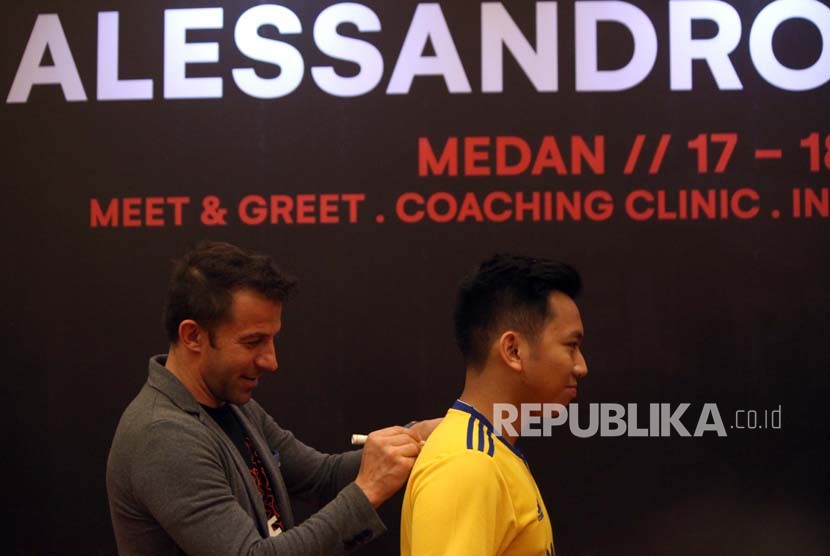 Mantan pesepakbola Juventus dan timnas Italia Alessandro Del Piero membubuhkan tanda tangan untuk penggemarnya, di Medan, Sumatera Utara, Kamis (17/5).