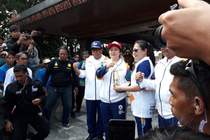 Ling Ling Agustin, the Indonesian table tennis athlete handed over the Asian Games' torch to Coordinating Minister for Human Development and Culture of Indonesia Puan Maharani at the Bung Karno Tomb, Blitar, Friday.