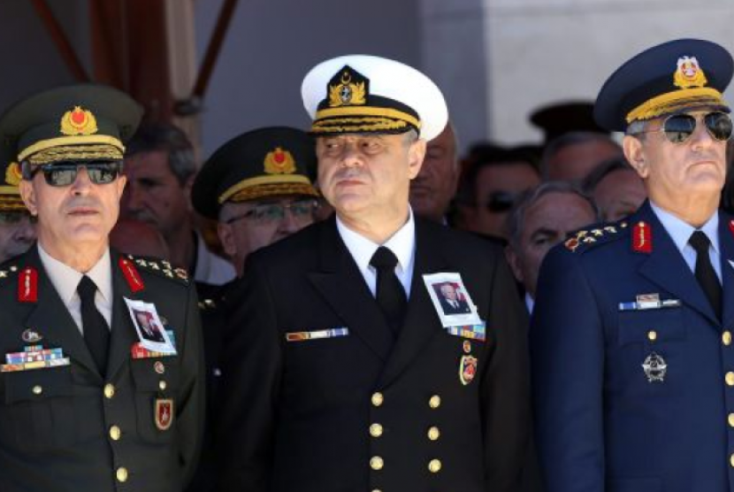 Mantan pimpinan Angkatan Udara Turki, Jenderal Turki Akin Ozturk (kanan).