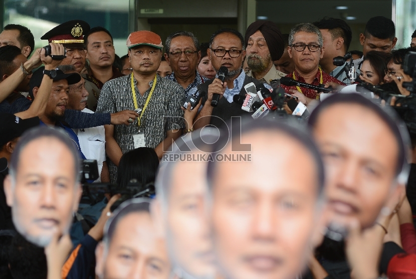 Mantan Pimpinan KPK Bambang Widjojanto (tengah) memberikan kata sambutan sebelum di arak menuju Gedung Nyi Ageng Serang di Jalan Rasuna Said, Jakarta, Jumat (18/12). (Republika/Raisan Al Farisi)