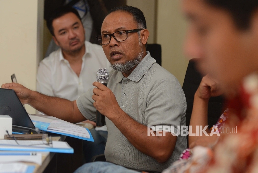  Mantan Pimpinan KPK Bambang Widjojanto (tengah) memberikan pemaparannya dalam diskusi Revisi UU KPK dan Pertaruhan Modal Politik Jokowi di Jakarta, Senin (8/2).(Republika/Raisan Al Farisi)