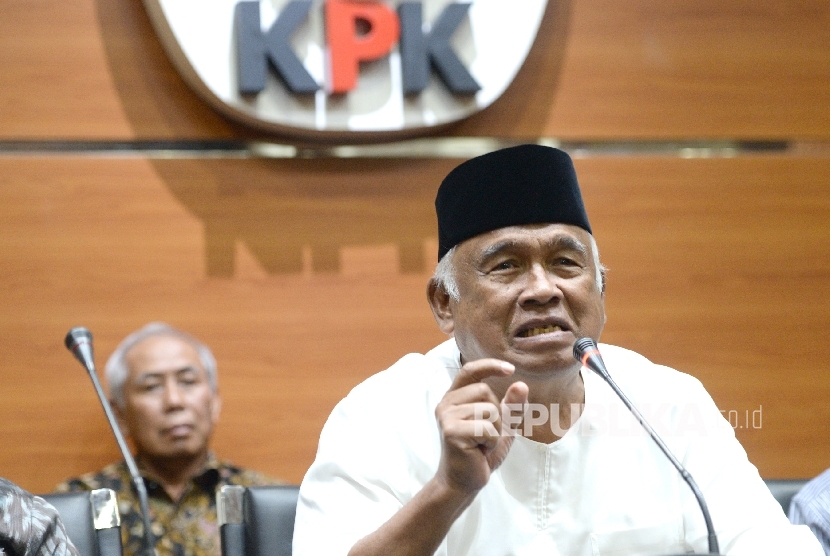Mantan Pimpinan KPK Taufiequrachman Ruki memberi keterangan pers di gedung KPK, Jakarta, Jumat (7/7). 