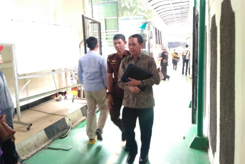 Mantan Plt. Ketua Umum PSSI Joko Driyono tiba di Pengadilan Negeri Jakarta Selatan untuk menjalani sidang lanjutan kasus pengaturan skor. Kamis (9/5). 