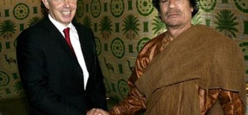 Mantan PM Inggris, Tony Blair saat berkunjung ke tenda pribadi Moammar Qaddafi pada 2004 silam.