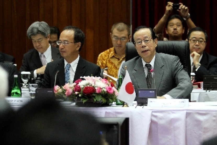 Mantan PM Jepang Yasuo Fukuda (kedua kanan).