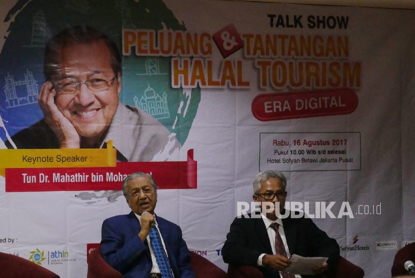 Mantan PM Malaysia Mahathir bin Muhammad menyampaikan materi pada sebuah talkshow bertema “Peluang dan Tantangan Halal Tourism” di Jakarta, Rabu (16/8).