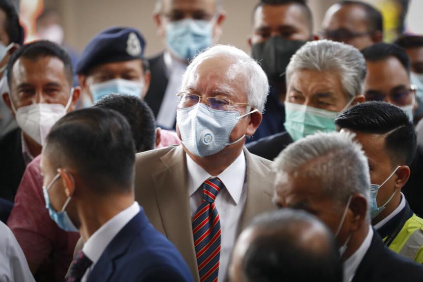 Mantan PM Malaysia, Najib Razak, muncul di vonis terkait skandal 1 MDB, Selasa (28/7), di Kuala Lumpur, Malaysia. Hakim menyatakan, Najib bersalah atas tujuh dakwaan yang ditujukan padanya.
