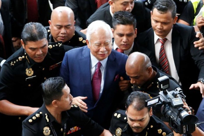 Mantan PM Malaysia, Najib Razak tiba di pengadilan untuk mendengarkan dakwaan dari jaksa dalam skandal kasus 1MDB, Rabu (4/7).
