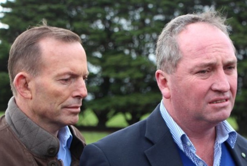 Mantan PM Tony Abbott dan Wakil PM Barnaby Joyce menimbulkan kontroversi bagi Pemerintahan Koalisi di saat PM Malcolm Turnbull berada di luar negeri.