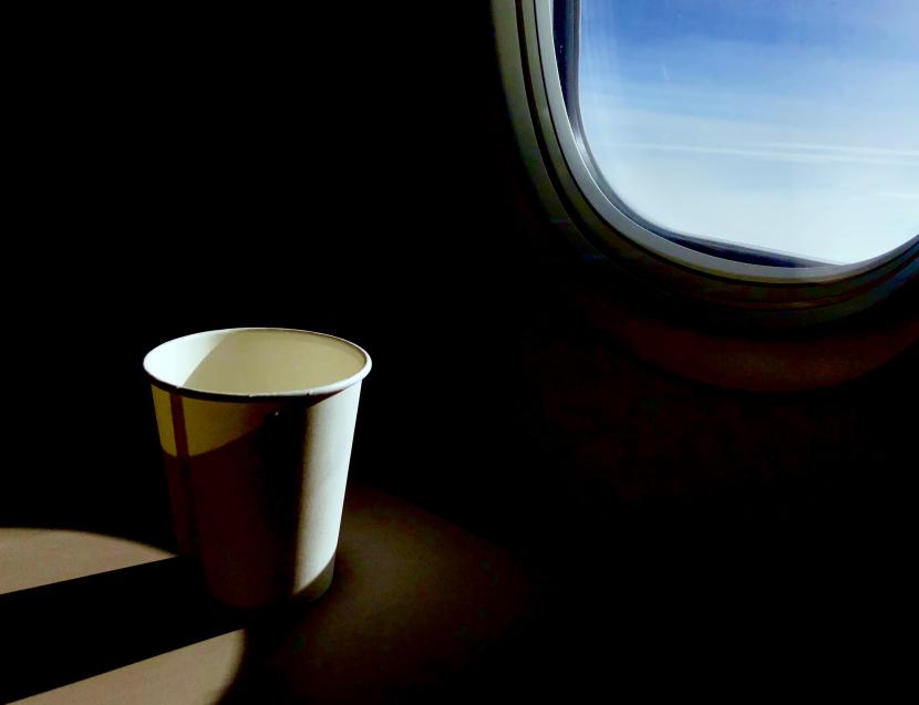 Minuman di pesawat (ilustrasi). Beberapa awak pesawat mengungkapkan jenis makanan yang dihindari selama penerbangan.