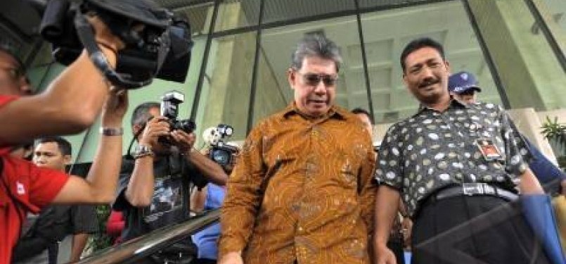 Mantan Presdir PT Atelindo Karyamandiri George Kumaat (mengenakan batik) usai menjalani sidang kasus korupsi.