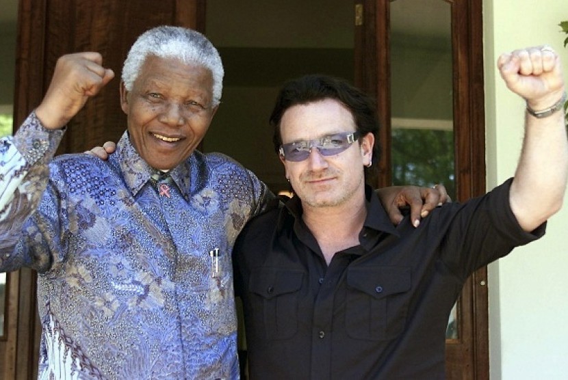 Former South African President Nelson Mandela (left) and Irish rock star Bono pose together after meeting at Mandela's residence at Houghton in Johannesburg, in this May 25, 2002. 