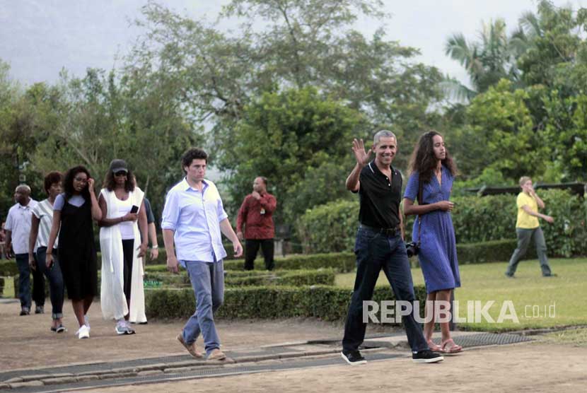  Mantan Presiden Amerika Serikat Barack Obama dan keluarga mengunjungi objek wisata candi Borobudur, Magelang, Jawa Tengah, Rabu (28/7). 