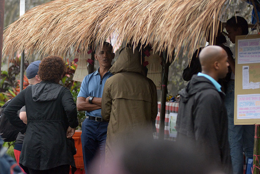 Former US president Barack Obama (third at left) visited Jatiluwih, Tabanan, Bali, Sunday (June 25). 