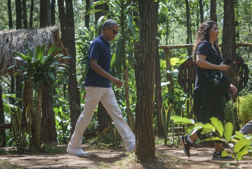 Mantan Presiden Amerika Serikat Barack Obama (kiri) mengunjungi obyek wisata alam Pucak Becici di Dlingo, Bantul, DI Yogyakarta, Kamis (29/6).