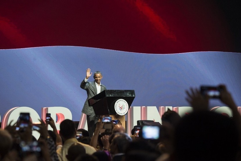 Mantan Presiden Amerika Serikat Barack Obama melambaikan tangan saat akan memberi sambutan pada acara Kongres Diaspora Indonesia ke-4 di Jakarta, Sabtu (1/7). 