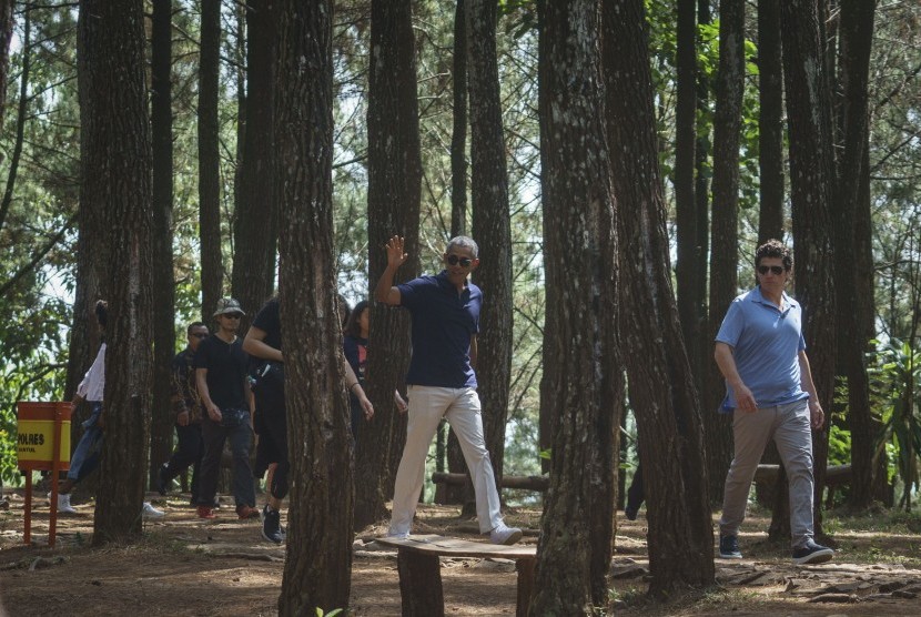 Mantan Presiden Amerika Serikat Barack Obama (tengah) mengunjungi obyek wisata alam Pucak Becici di Dlingo, Bantul, DI Yogyakarta, Kamis (29/6).