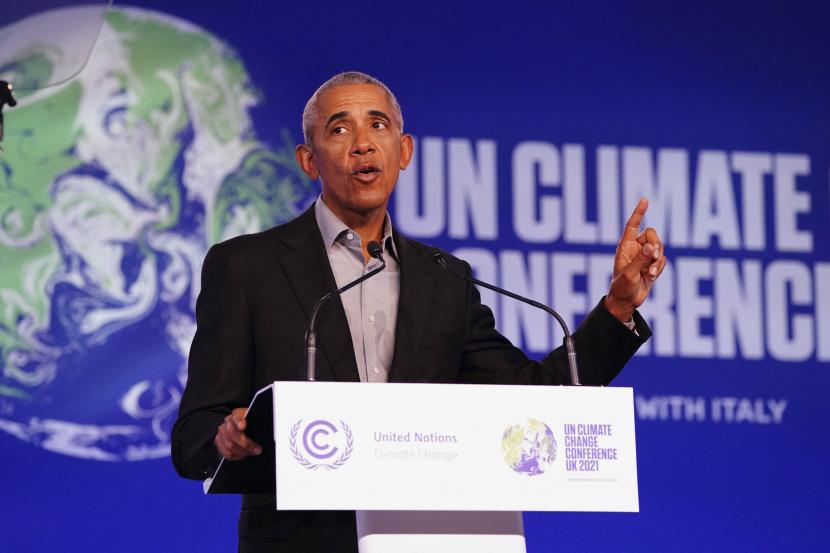 Mantan Presiden AS Barack Obama berbicara selama KTT Iklim PBB COP26 di Glasgow, Skotlandia, Senin, 8 November 2021.