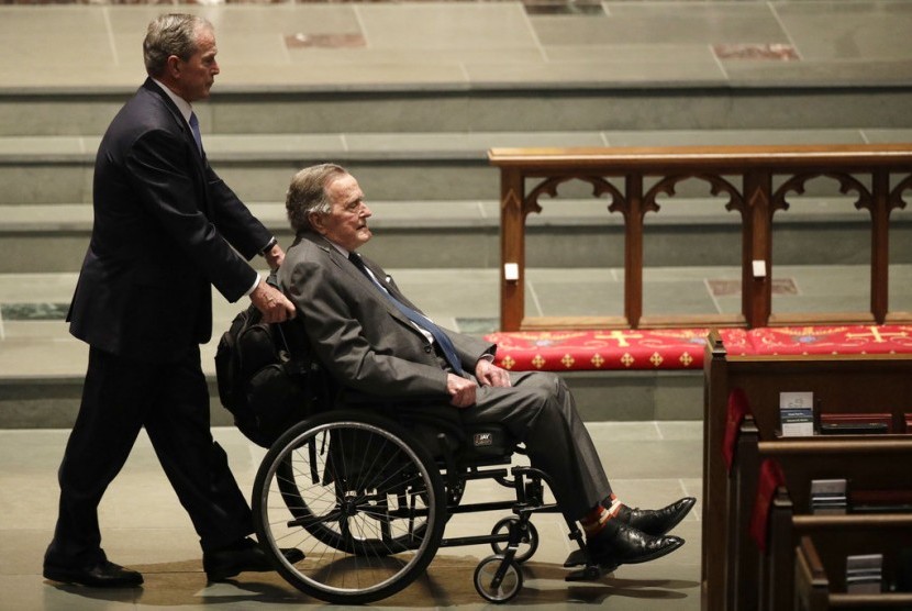 Mantan Presiden AS George W Bush dan George HW Bush (berkursi roda), tiba di Gereja Episkopal St Martin untuk layanan pemakaman mantan ibu negara Barbara Bush di Houston. Foto diambil pada April 2018.