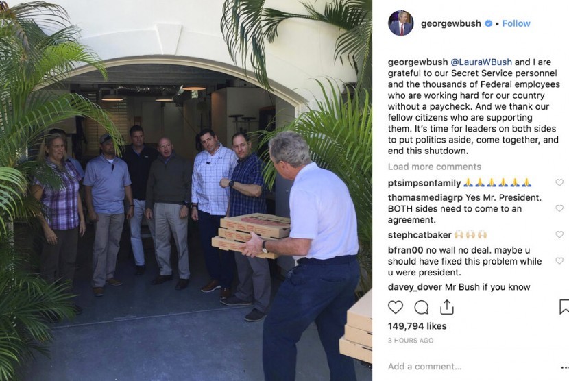 Mantan Presiden AS George W Bush memberikan piza kepada staf Secret Service.