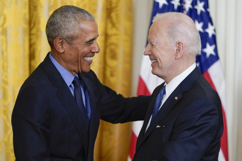 Mantan Presiden Barack Obama berjabat tangan dengan Presiden Joe Biden setelah Biden berbicara tentang Undang-Undang Perawatan Terjangkau, di Ruang Timur Gedung Putih di Washington, Selasa, 5 April 2022.