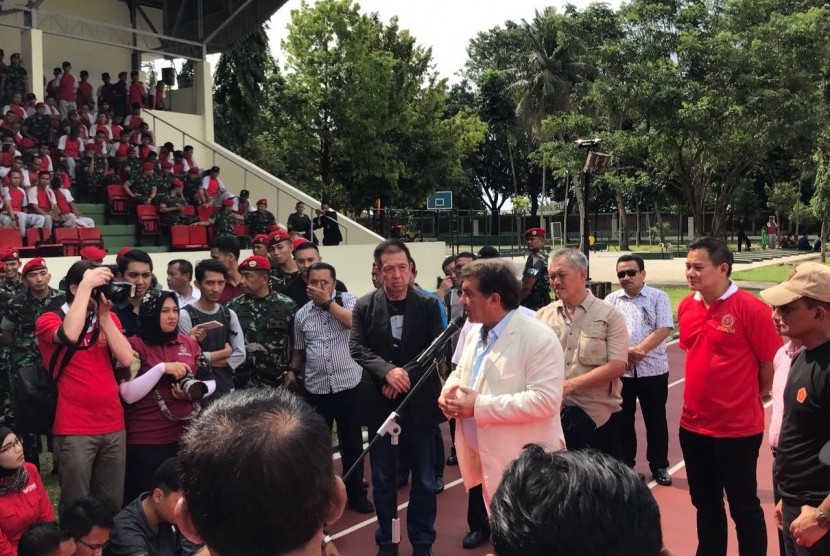  Mantan presiden Barcelona, Juan Laporta memberikan sambutan pada peluncuran PS TNI di stadion Atang Soetrisna, Ahad (2/4).