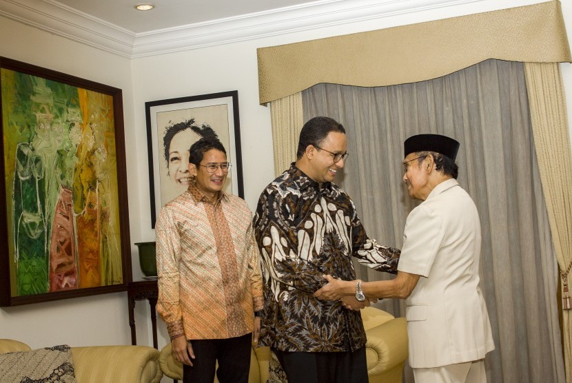 Mantan Presiden BJ Habibie (kanan) menerima kunjungan Gubernur dan Wakil Gubernur DKI Jakarta Anies Baswedan (tengah) dan Sandiaga Uno (kiri) di kediamannya di Patra Kuningan, Jakarta, Rabu (25/10). 