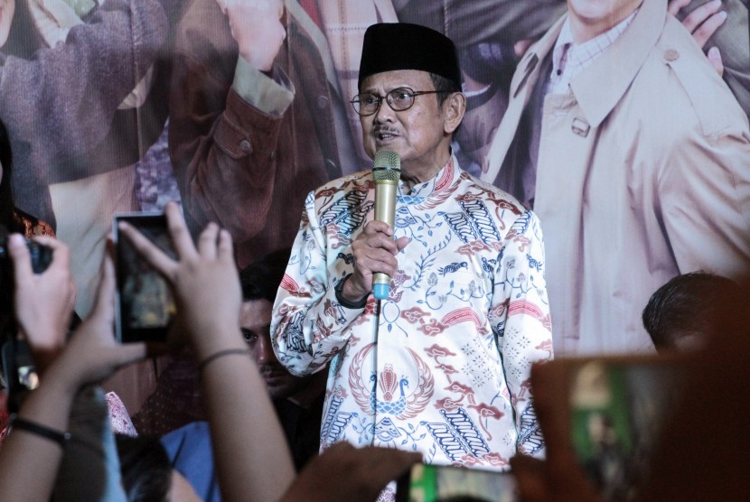 Mantan Presiden BJ Habibie memberikan kesannya pada 'meet and greet' film berjudul Rudy Habibie di Yogyakarta, Selasa (28/6) malam.