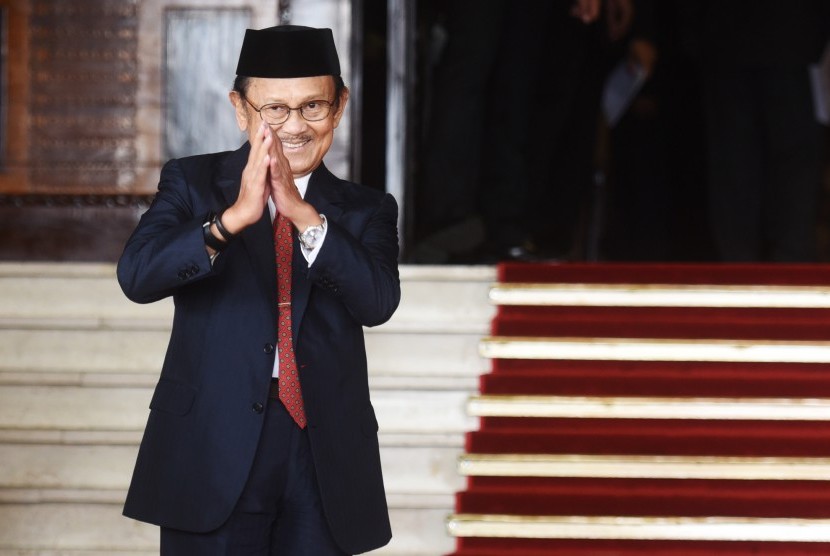 Mantan Presiden BJ Habibie menghadiri pembukaan Sidang Tahunan MPR Tahun 2017 di Kompleks Parlemen, Senayan, Jakarta, Rabu (16/8). 