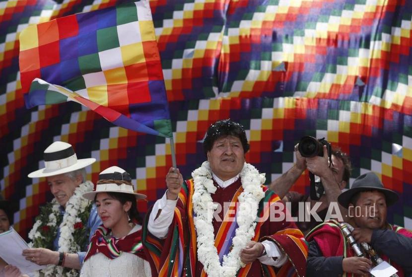 Mantan Presiden Bolivia Ditangkap karena Tuduhan Kudeta. Mantan Presiden Bolivia dan pemimpin Gerakan ke Sosialisme (MAS), Evo Morales, mengibarkan bendera adat Wiphala dalam sebuah acara di kampung halamannya, Orinoca, di tengah tur karavannya, di departemen Oruro, Bolivia, Senin (10/11/2020).