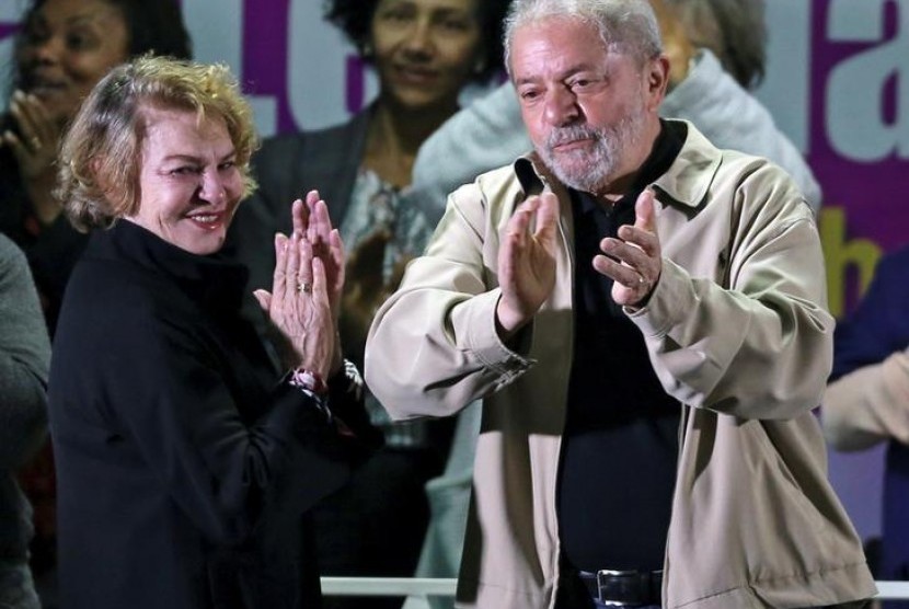  Mantan presiden Brasil Luiz Inacio Lula da Silva dan istrinya Marisa Leticia pada 2016.