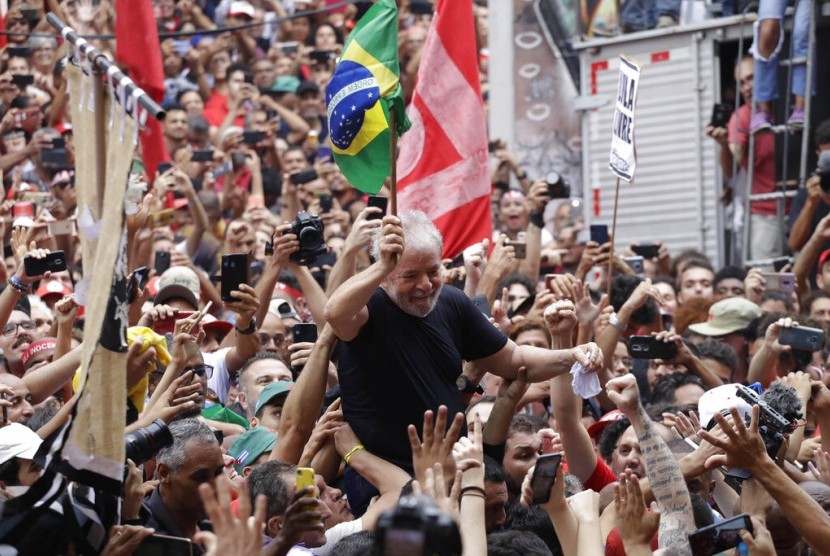 Mantan presiden Brasil Luiz Inacio Lula da Silva dibopong pendukungnya di markas Serikat Pekerja Logam di Sao Bernardo do Campo, Brasil, Sabtu (9/11).