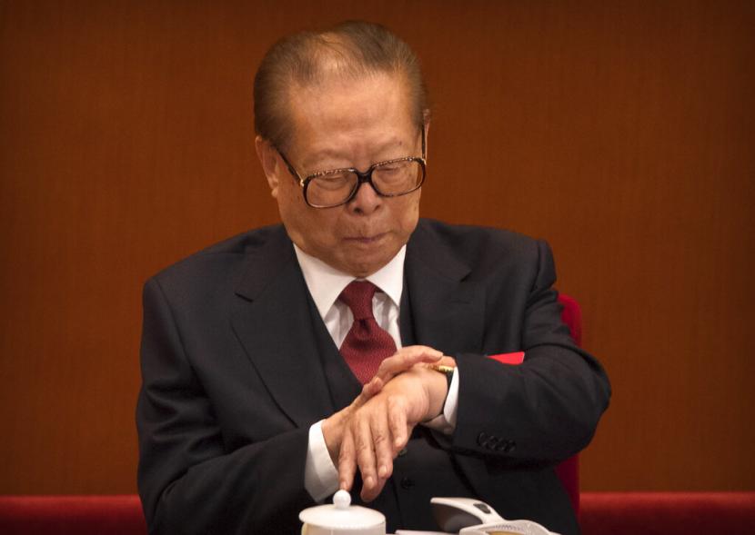 Mantan Presiden China Jiang Zemin memeriksa jam tangannya saat sesi pembukaan Kongres Partai ke-19 China di Beijing, 18 Oktober 2017. TV pemerintah China mengatakan Rabu, 30 November 2022, bahwa Jiang telah meninggal pada usia 96 tahun.