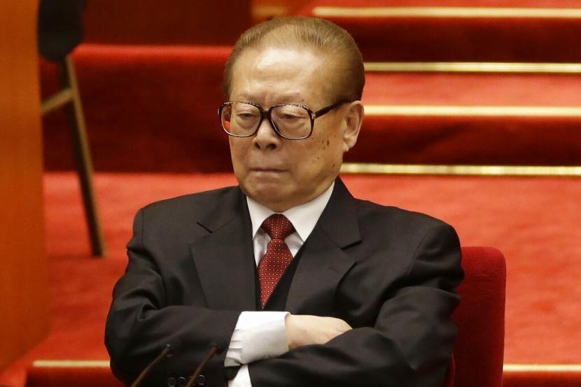 Mantan Presiden China Jiang Zemin menghadiri upacara penutupan Kongres Partai Komunis ke-18 di Aula Besar Rakyat di Beijing, Tiongkok, Rabu, 14 November 2012. Jiang meninggal pada Rabu, 30 November 2022, pada usia 96 tahun.