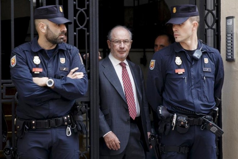 Mantan presiden Dana Moneter Internasional (IMF) Rodrigo Rato (tengah) di Madrid, Spanyol.