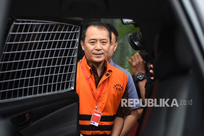 Mantan Presiden Direktur Lippo Cikarang Bartholomeus Toto meninggalkan Gedung KPK usai menjalani pemeriksaan di Jakarta, Jumat (6/12/2019). 