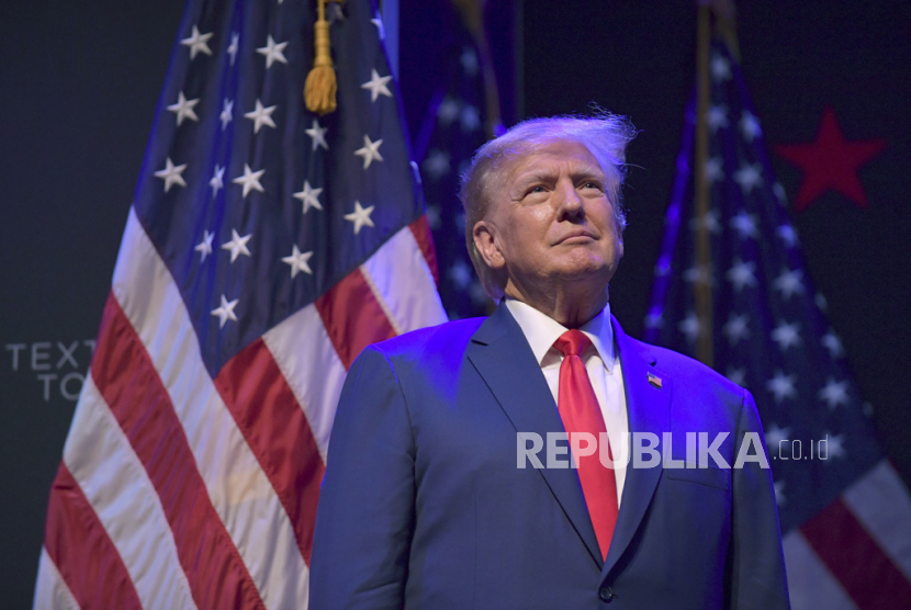 Mantan Presiden Donald Trump berhenti sejenak saat berbicara di acara kampanye Senin, 13 Maret 2023, di Davenport, Lowa. 
