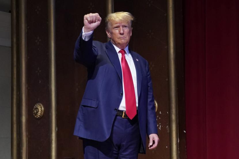 Mantan Presiden Donald Trump memberi isyarat setelah berbicara pada Konvensi Partai Republik Carolina Utara di Greensboro, N.C., Sabtu, 10 Juni 2023.
