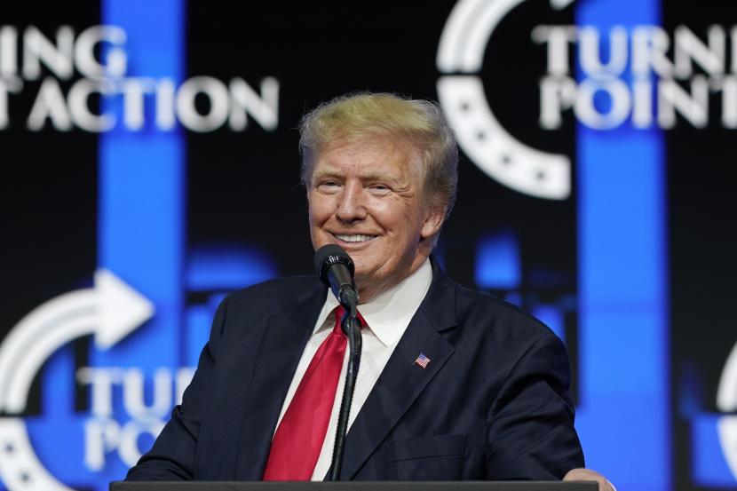Mantan Presiden Donald Trump tersenyum saat dia berhenti sejenak saat berbicara kepada para pendukung di pertemuan Aksi Titik Balik di Phoenix 24 Juli 2021.