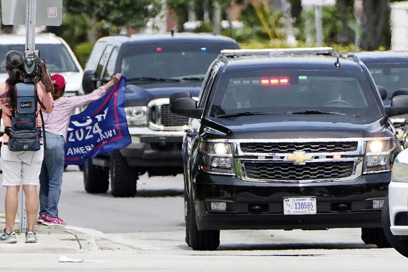 Mantan presiden Donald Trump tiba di Miami pada Senin (12/6/2023) untuk menghadapi dakwaan pidana federal. 