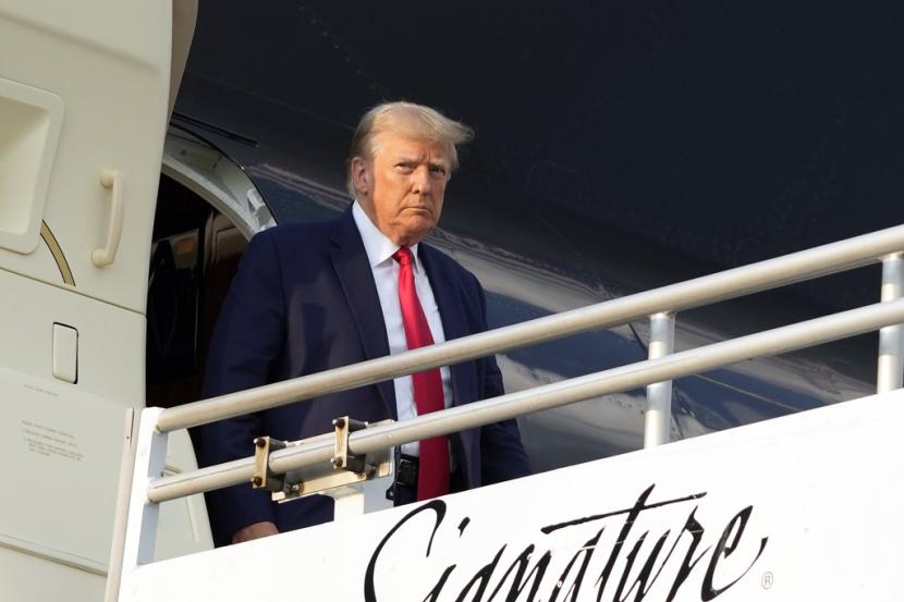 Mantan Presiden Donald Trump turun dari pesawatnya saat tiba di Bandara Internasional Hartsfield-Jackson Atlanta, di Atlanta.