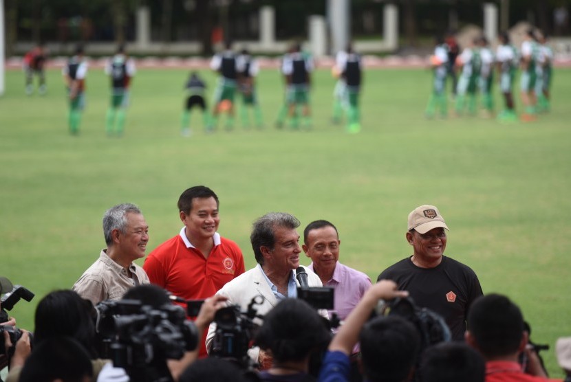 Mantan Presiden FC Barcelona Joan Laporta (tengah) memberikan keterangan disaksikan Panglima TNI Jenderal Gatot Nurmantyo (kanan), KASAD Jenderal Mulyono (kedua kanan), Founder Artha Graha Tomy Winata (kiri) dan Pengurus PS TNI Theo (kedua kiri) usai melihat latihan PS TNI di Lapangan Atang Sutresna, Komplek Kopassus, Cijantung, Jakarta, Ahad (2/4). 
