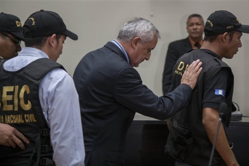 Mantan Presiden Guatemala Otto Perez Molina digiring polisi ke dalam penjara atas tuduhan korupsi, Kamis (3/9).