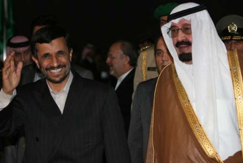 Mantan presiden Iran Mahmud Ahmadinejad dan Raja Arab Saudi Abdullah bin Abdulaziz.