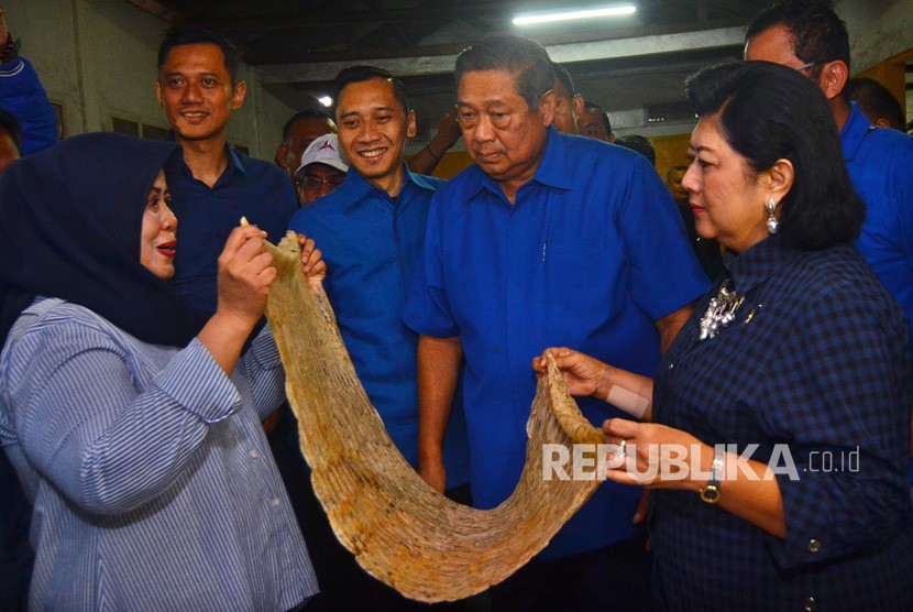 Presiden ke-6 RI sekaligus Ketua Umum Partai Demokrat Susilo Bambang Yudhoyono (kedua kanan) didampingi Ibu Ani Yudhoyono (kanan) Ketua Komando Satuan Tugas Bersama (Kogasma) Partai Demokrat Agus Harimurti Yudhoyono (kiri) dan Ketua Fraksi Demokrat Edhie Baskoro Yudhoyono (kedua kiri).