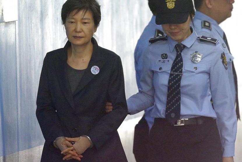 Mantan presiden Korea Selatan Park Geun-hye (kiri) saat menghadiri sidang di Pengadilan Distrik Pusat Seoul, 10 Oktober 2017.