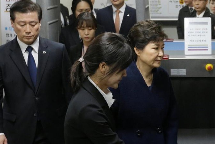 Mantan presiden Korea Selatan Park Geun-hye Park menghadiri persidangan di Pengadilan Distrik Pusat Seoul,  Jumat (30/3).