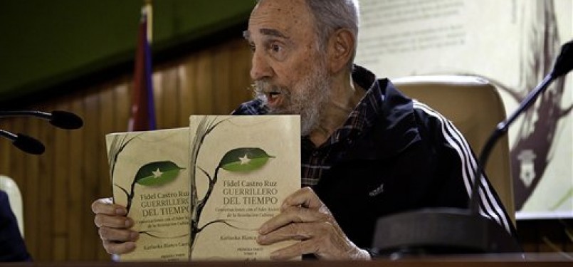 Mantan Presiden Kuba, Fidel Castro, saat menunjukkan dua eksemplar bukunya yang berjudul 
