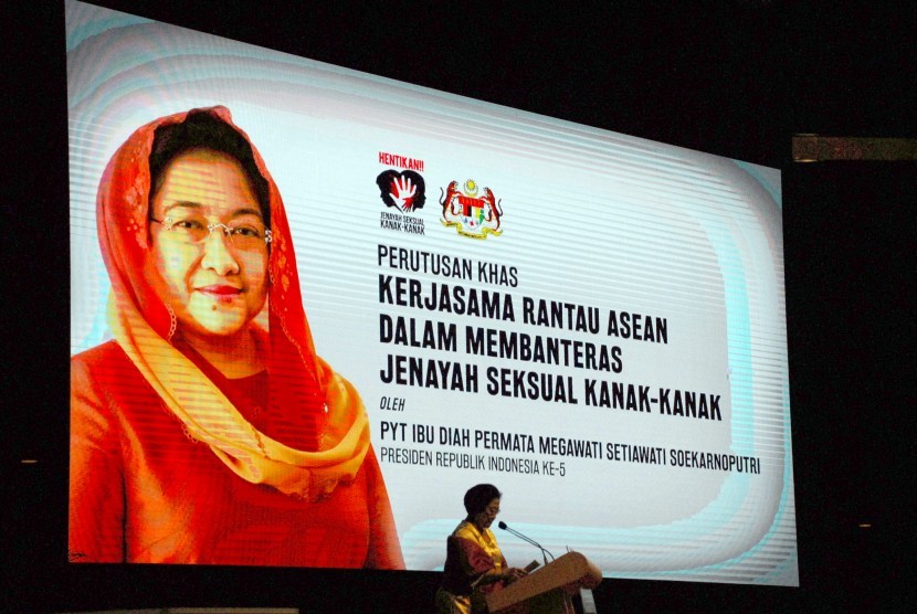 Mantan Presiden Megawati Soekarnoputri menyampaikan pendapatnya saat menjadi pembicara pada Seminar Kriminalitas Seksual Kanak-Kanak Tingkat Internasional di Putra World Trade Center (PWTC), Kuala Lumpur, Selasa (14/3). 